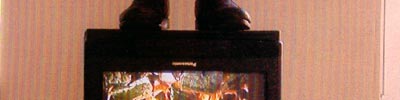 foto mit stiefeln und einem ein feuermotiv zeigenden monitor 